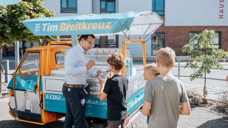 Mit 1.500 Eisportionen durch Hohenlohe: Erfolgreicher Abschluss der Tour „Auf ein Eis mit Tim Breitkreuz“