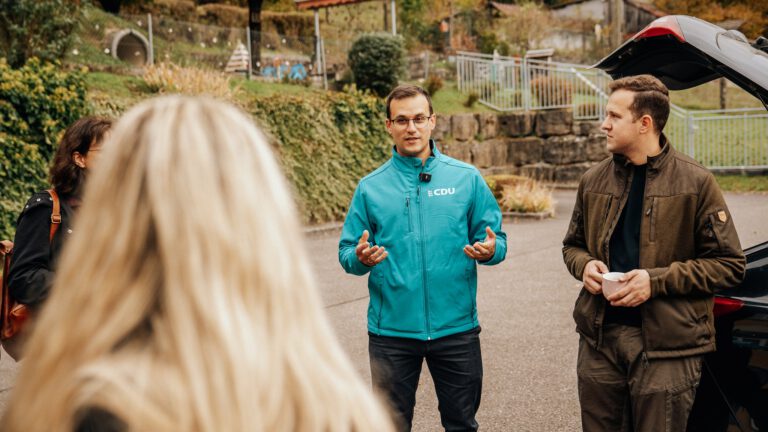 12 Stunden, 32 Kilometer, unzählige Begegnungen – CDU-Landtagskandidat Dr. Tim Breitkreuz wandert mit den Menschen durch Hohenlohe