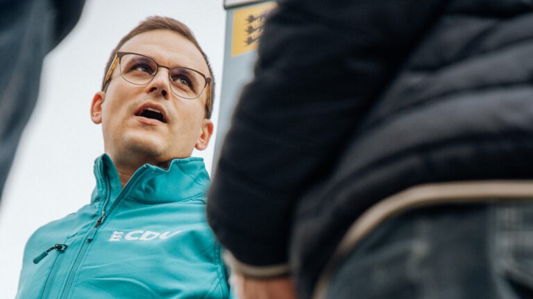 Viele Gespräche beim Taubenmarkt: CDU-Kandidat Tim Breitkreuz im Austausch in Wiesenbach