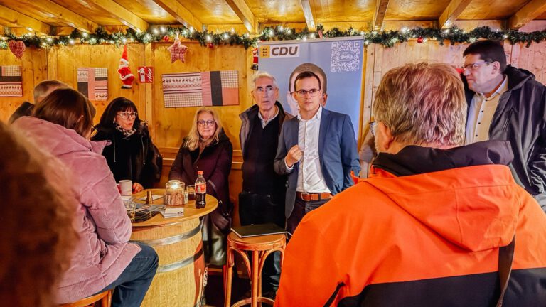 Austausch auf dem Marktplatz: CDU-Kandidat Dr. Tim Breitkreuz vor Ort in Öhringen