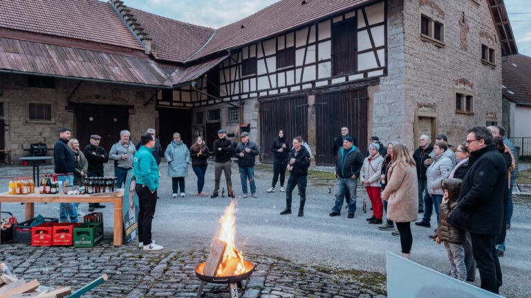 50 Gäste bei der CDU-Feuerschale in Dörzbach-Meßbach mit Christian von Stetten und Tim Breitkreuz