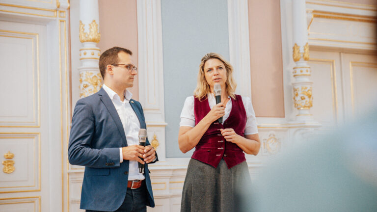 Staatssekretärin Sarah Schweizer besucht das Hohenloher Weindorf in Öhringen